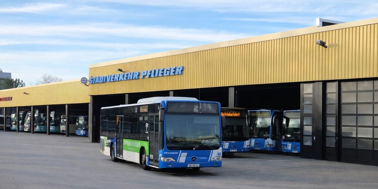 Der Betriebshof mit eigener Werkstatt und Lackiererei.