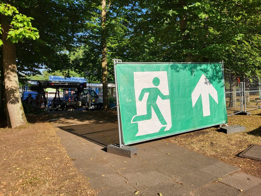 Notausgangsbanner vor dem Eingang des Freibads.