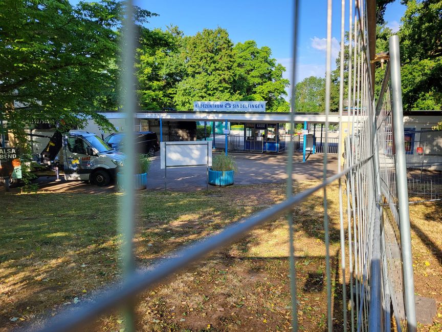 Der Eingang des Freibades wurde bereits vor mehreren Tagen eingezäunt.