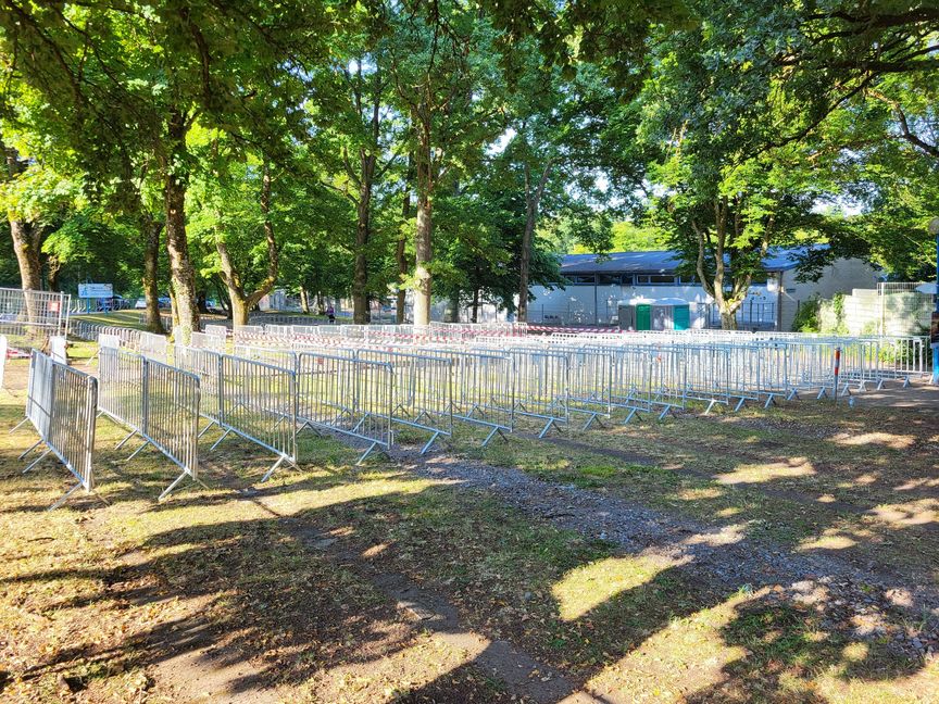 Die Absperrungen für den Einlassbereich warten auf Besucher.