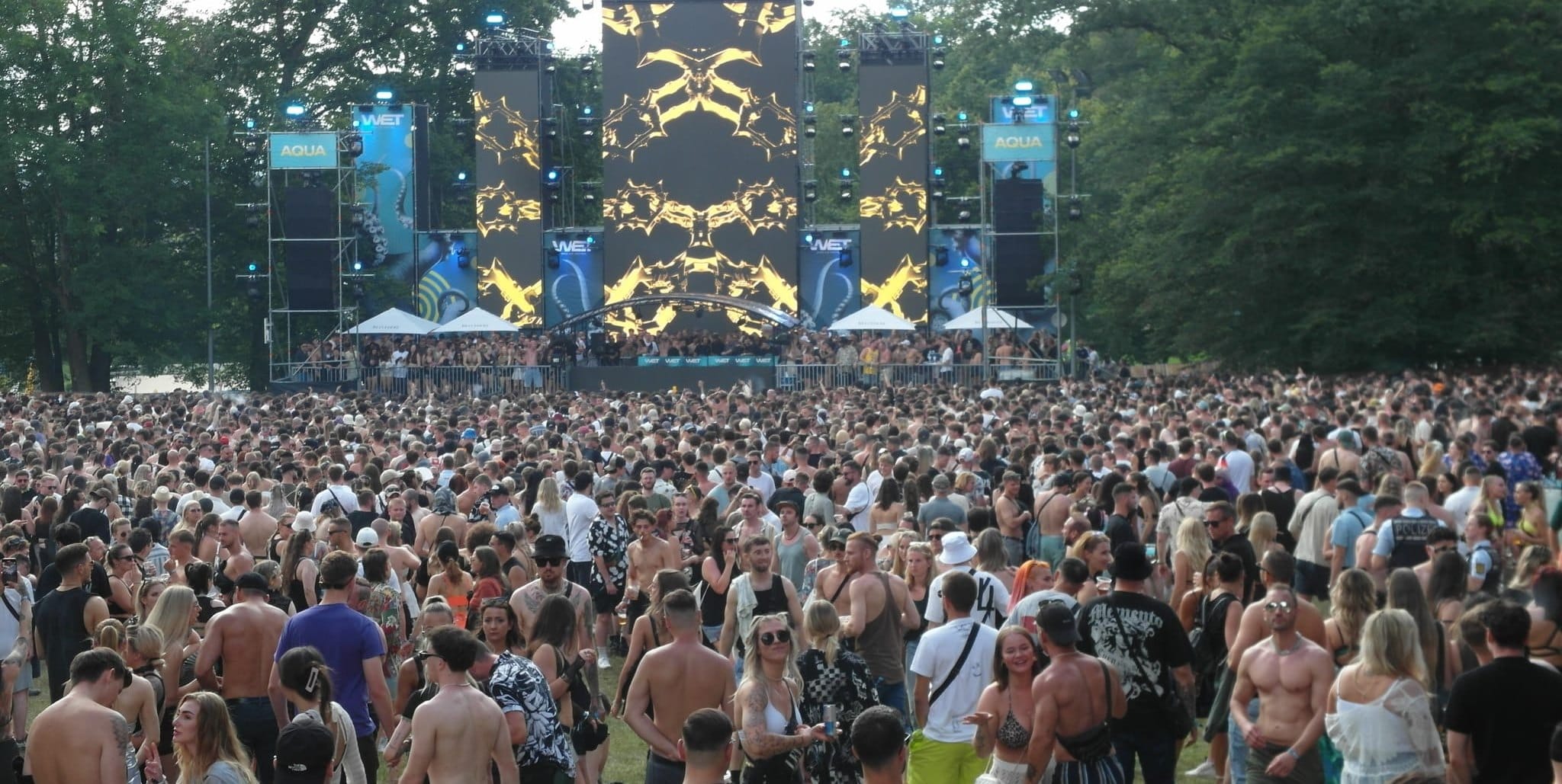 Volles Haus beim Wet Open Air Festival 2024 im Sindelfinger Freibad.
