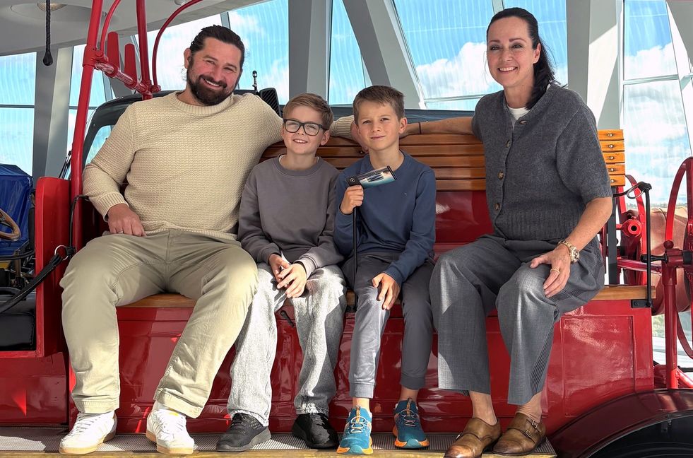 Am 30. Oktober löste Sebastian N. aus Aspach, die 14-millionste Eintrittskarte ins Mercedes-Benz Museum für sich, seinen Sohn und seinen Freund. Foto zusammen mit Museumsleiterin Bettina Haussmann auf der Benz Feuerwehr-Motorspritze von 1912 im Collectionsraum 3 „Galerie der Helfer“.