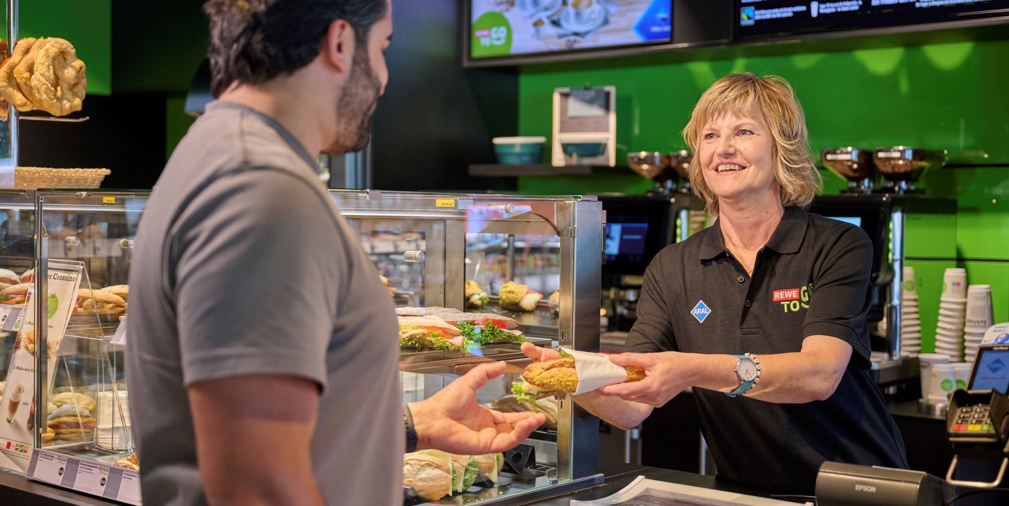 Von Backwaren über Obst, Wraps und Sandwiches bis hin zu Veggie-Produkten gibt es allerlei bei der Aral-Tankstelle in der Mahdentalstraße.
