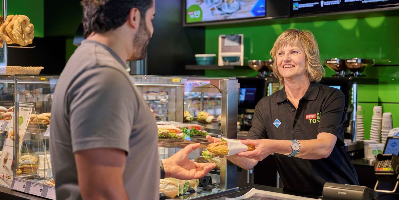 Von Backwaren über Obst, Wraps und Sandwiches bis hin zu Veggie-Produkten gibt es allerlei bei der Aral-Tankstelle in der Mahdentalstraße.