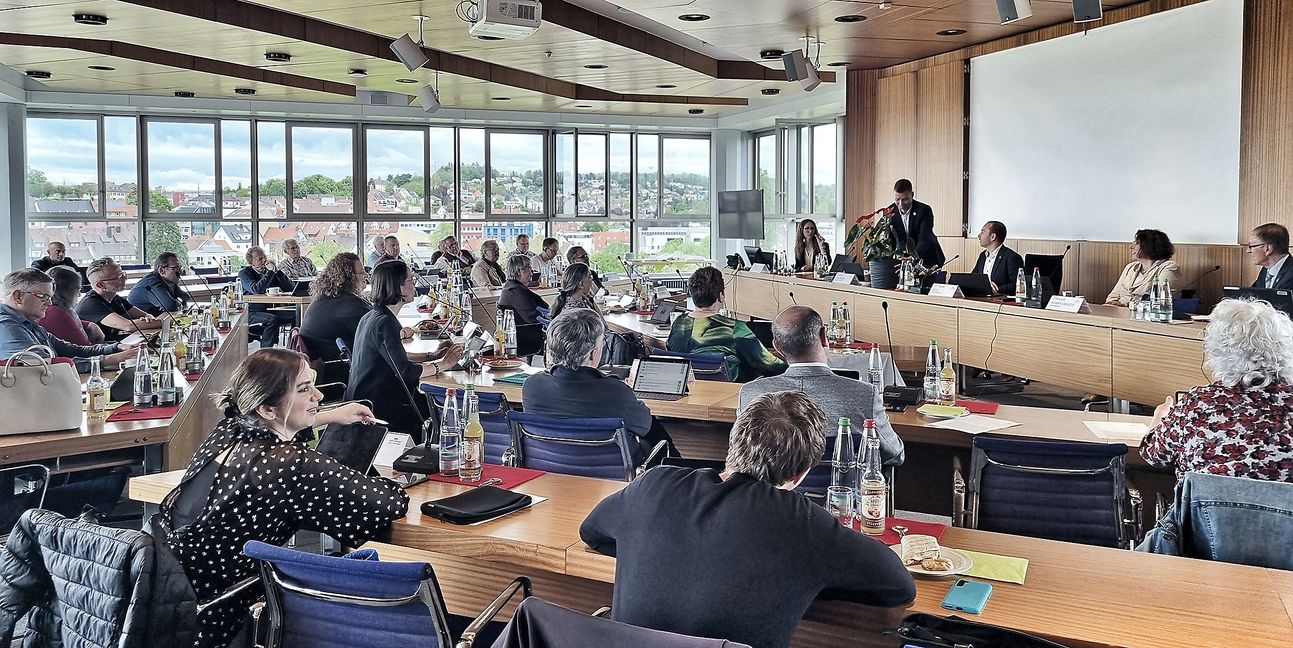Wegen der Sanierung des Neuen Rathauses hat der Böblinger Gemeinderat in den vergangenen zwei Jahren oft im Großen Sitzungssaal im Landratsamt getagt – dort, wo auch der Kreistag seine Sitzungen abhält: Geht es nach Markus Frohnmaier, werden nach der Kommunalwahl 2024 in beiden Gremien starke AfD-Fraktionen vertreten sein. Bild: Hamann