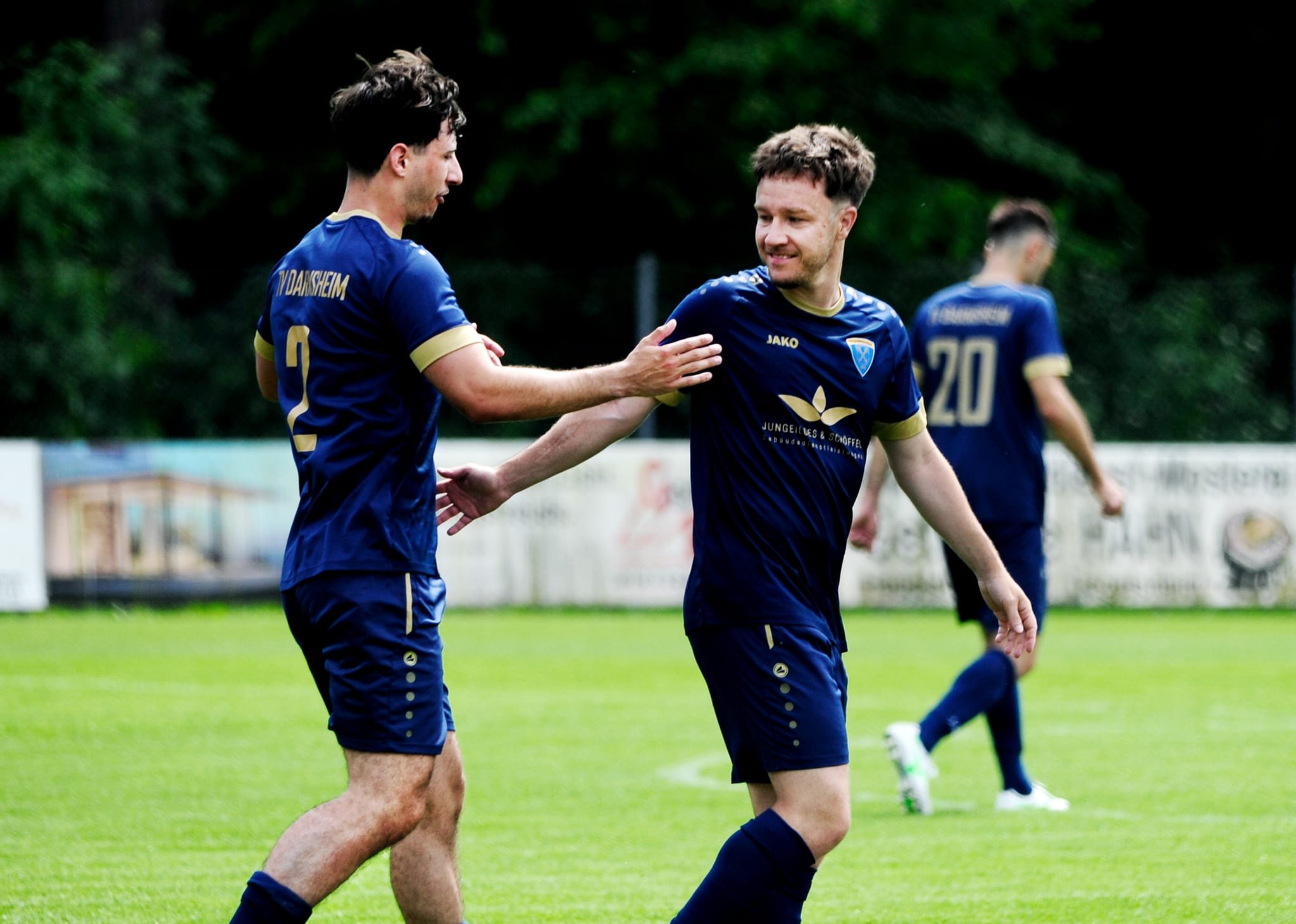 Darmsheims Stefano Meola (links) freut sich mit Steffen Hirth über dessen Treffer zum 1:1 beim 2:1-Sieg gegen Deckenpfronn.