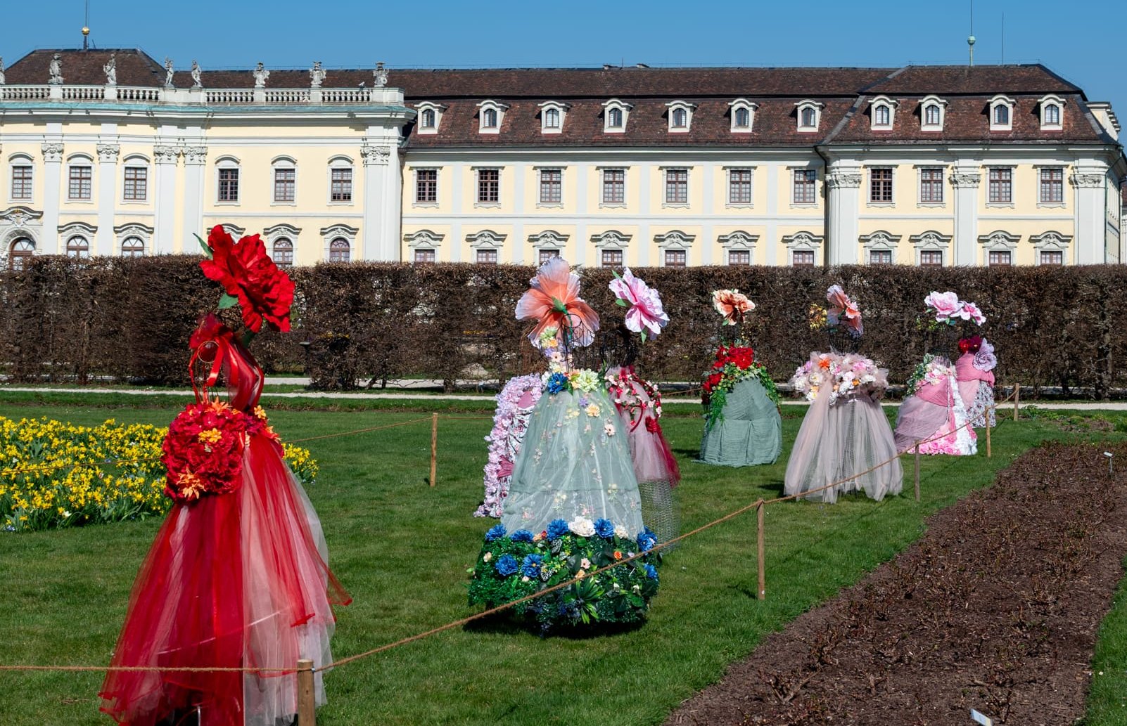 Blumenkostüme  sind mit ein Blickfang im Südgarten.
