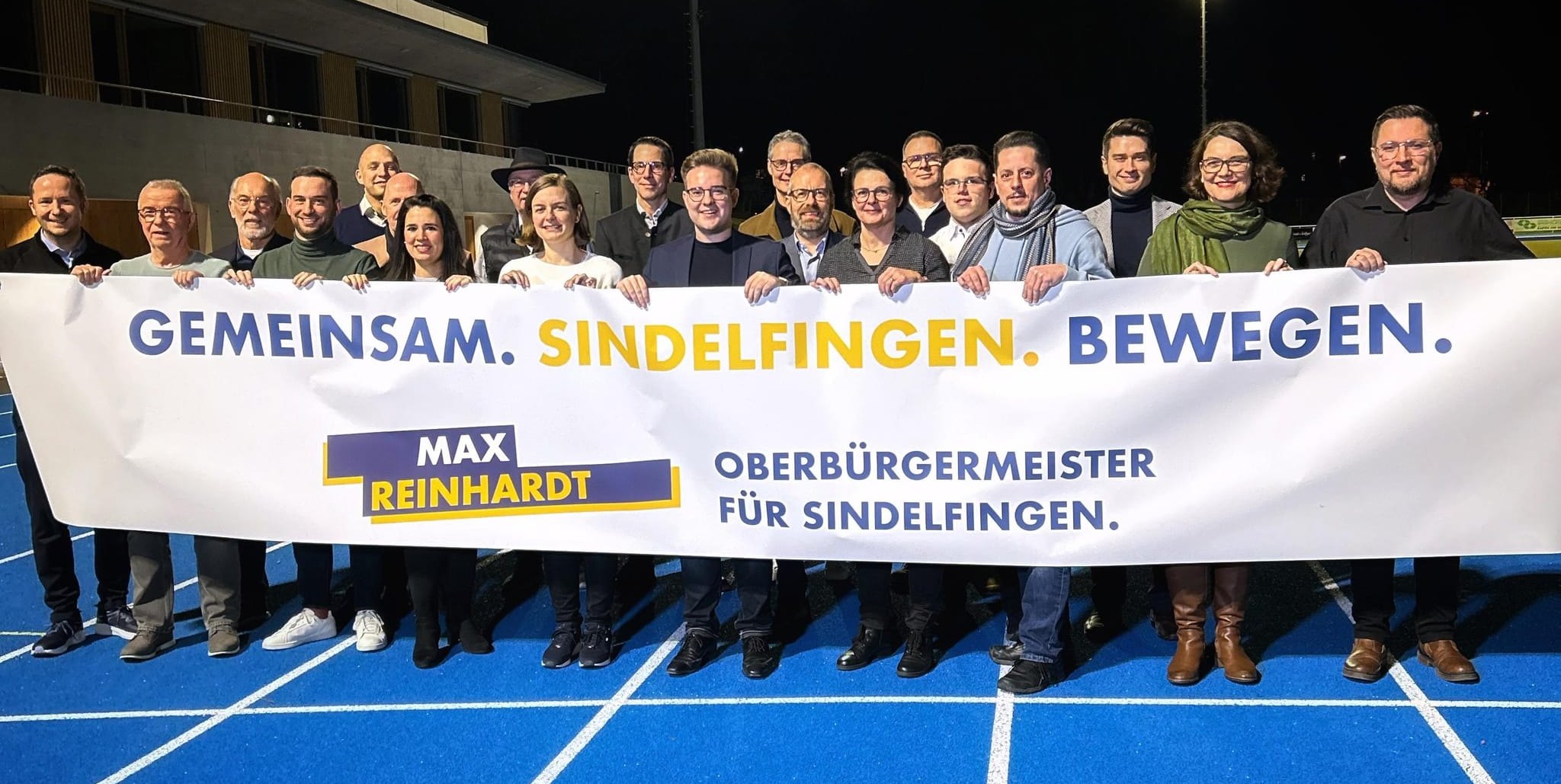 Gruppenbild im Floschenstadion, ein paar Mitglieder des Teams waren aber verhindert: Florian Glock, Günter Niebel, Lutz Lemke, Salvatore Romeo, Peter Kramer, Dr. Bernd Schmalenbach, Laura Vargas Gonzalez, Hasso Bubolz, Anne Köhler, Dr. Alexander Baisch, Max Reinhardt, Dr. Michael Zürn, Dr. Michael Eppard, Kerstin Schmenger, Markus Döttling, Manuel Bernlöhr, Tarek Musleh, Dejan Micic, Carola Riehm und Dr. Siegfried Barth (von links).