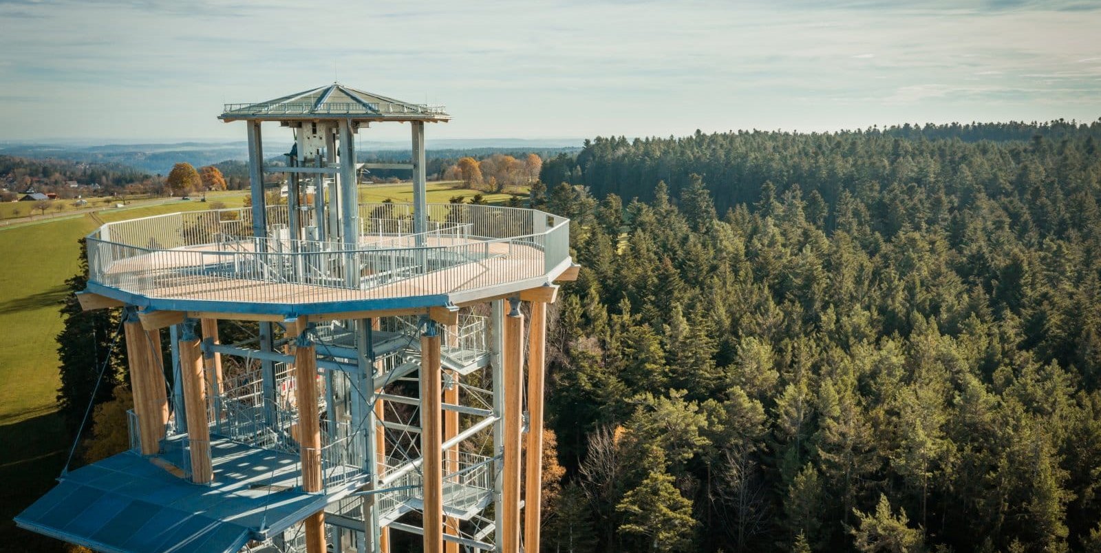 Gemeinsam vom Aussichtsturm Himmelsglück in die Ferne blicken.