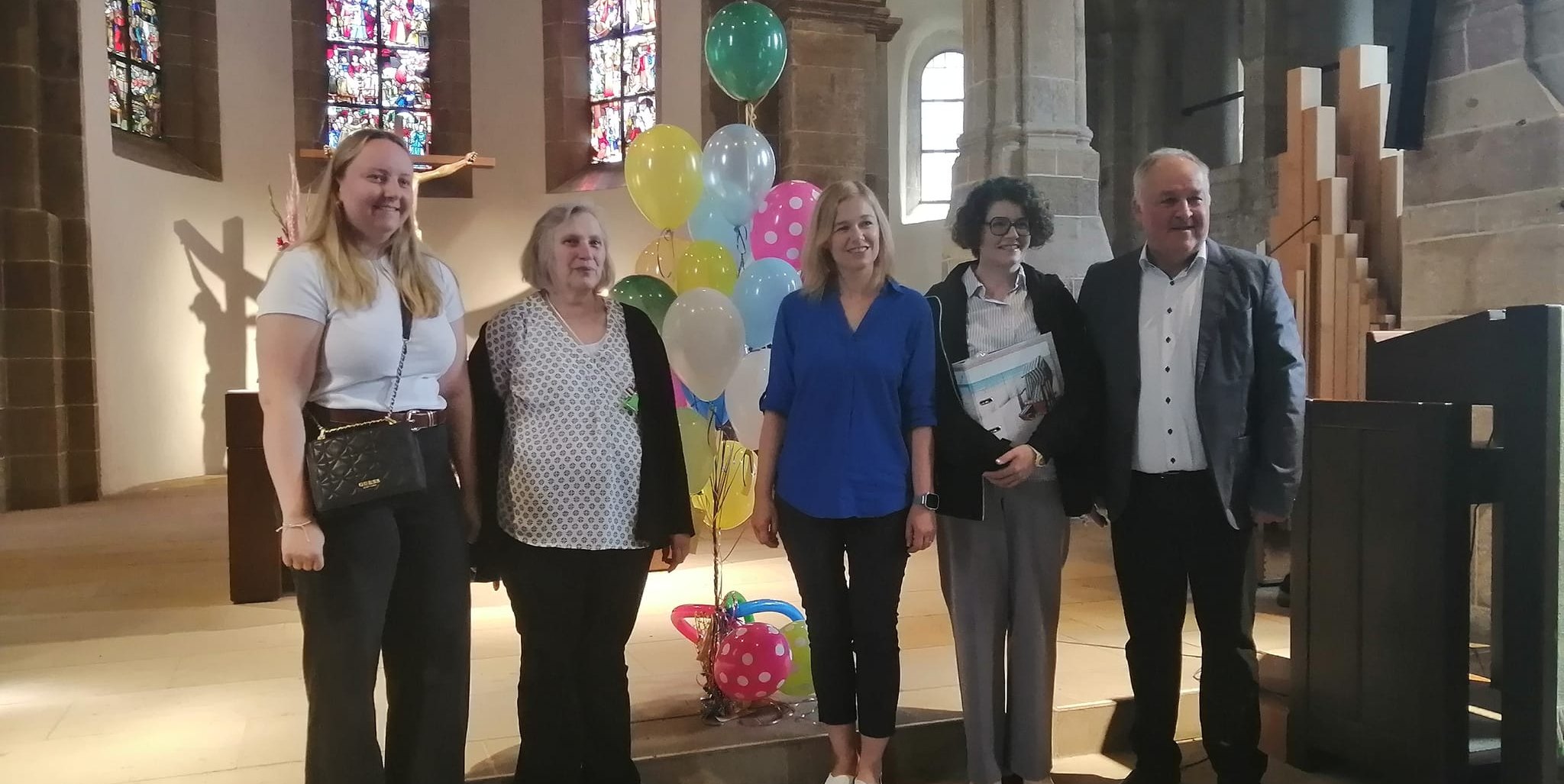 Von links: Franziska Alter (Evangelische Regionalverwaltung), Renate Wassen, Ausra Lauenroth und Nina Nagel (Evangelische Kirchenpflege Sindelfingen) sowie Pfarrer Jens Junginger.