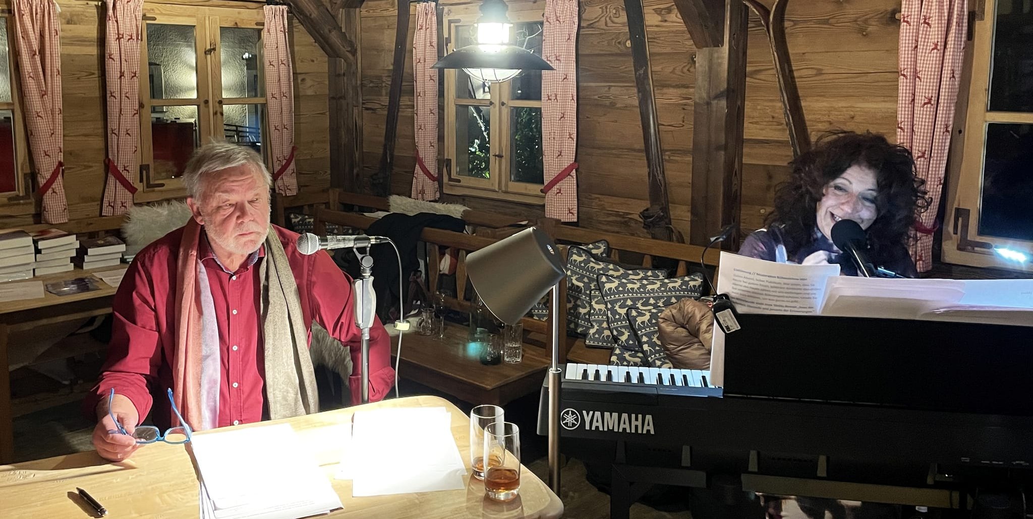 Imre Török (links) beim Auftritt mit Agathe Paglia (rechts) in der Almhütte des Hirschen-Restaurants in Horn auf der Halbinsel Höri des Bodensees. Das Duo plant im Juli 2025 einen Auftritt bei der Biennale Sindelfingen.