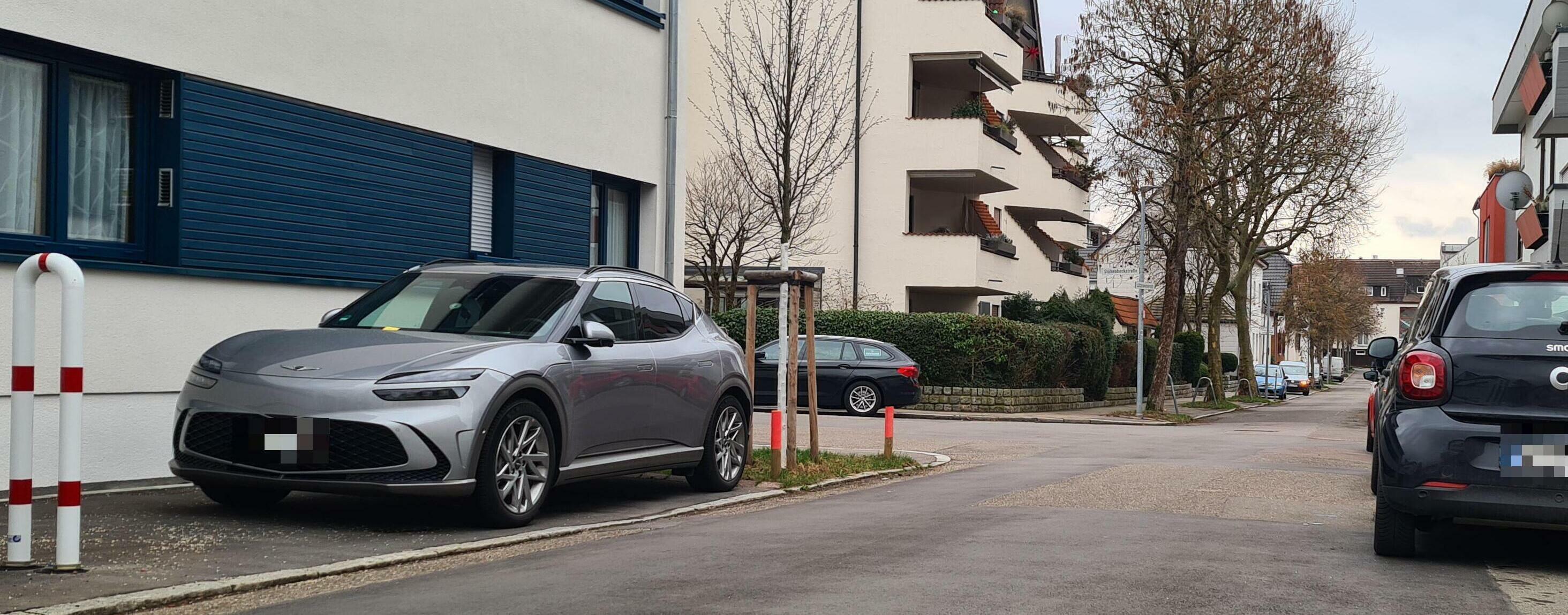 In der Lützelwiesenstraße in Sindelfingen haben Autofahrer jahrelang auf dem Gehweg geparkt, ohne dass sie dafür belangt wurden. Seit neuestem verteilt das Ordnungsamt dafür Knöllchen.