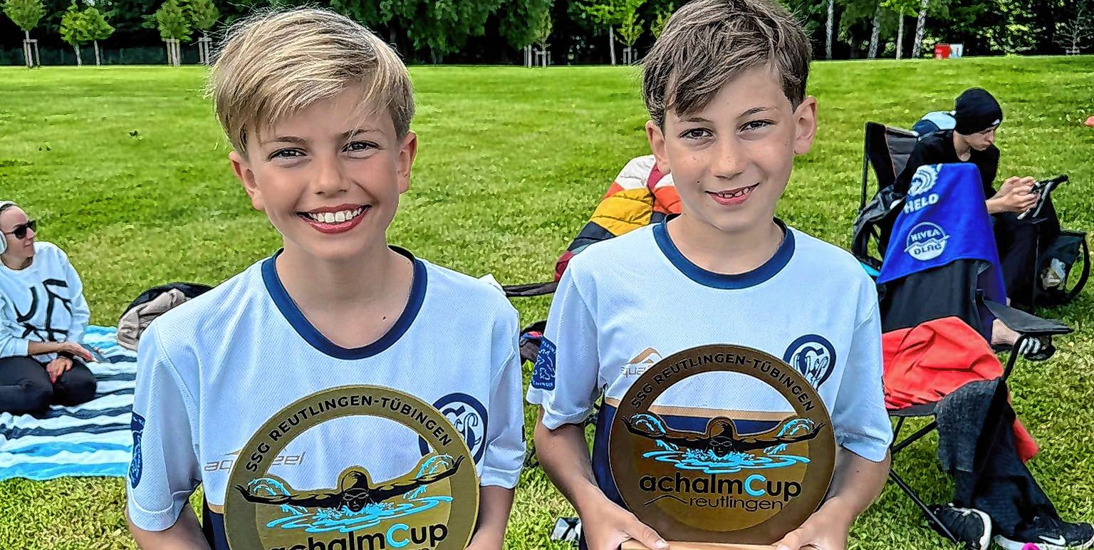 Besonders große Trophäen gab es für die jüngsten VfL-Teilnehmer Jaron Mössner (links) und Clemens Alexander Schmidt (beide Jahrgang 2013)Bild: z