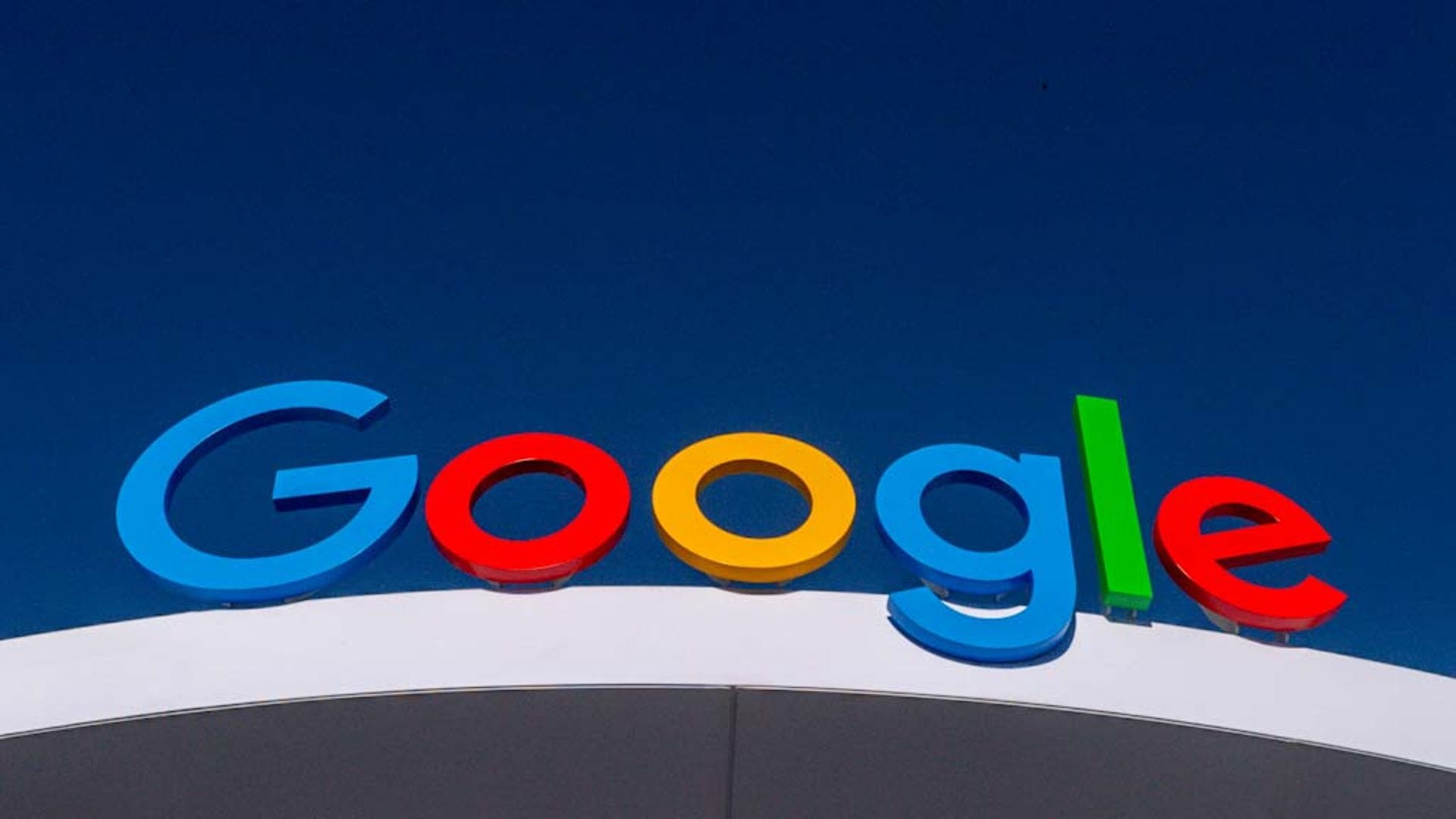 Google steht im Verdacht, Internetseiten von Medien und Verlagen in seinen Suchergebnissen rechtswidrig zu benachteiligen.