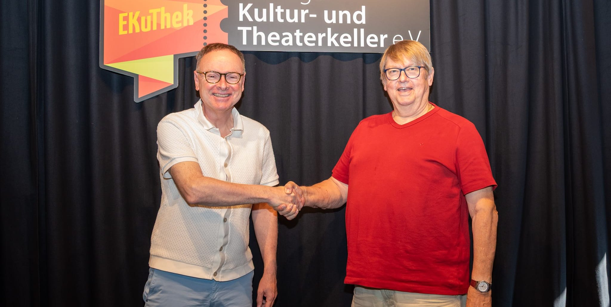 Neue Heimat für den Chor „Unerhört!“: Clemens König bei der Schlüsselübergabe von Ekuthek-Vorstand Rainer Pohl von Elbwehr. Bild: Nüßle