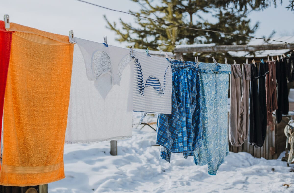 Erfahren Sie, wie Sie Ihre Wäsche auch im Winter draußen trocknen können, warum Sublimation dabei eine Rolle spielt und welche Bedingungen für das Frosttrocknen optimal sind.