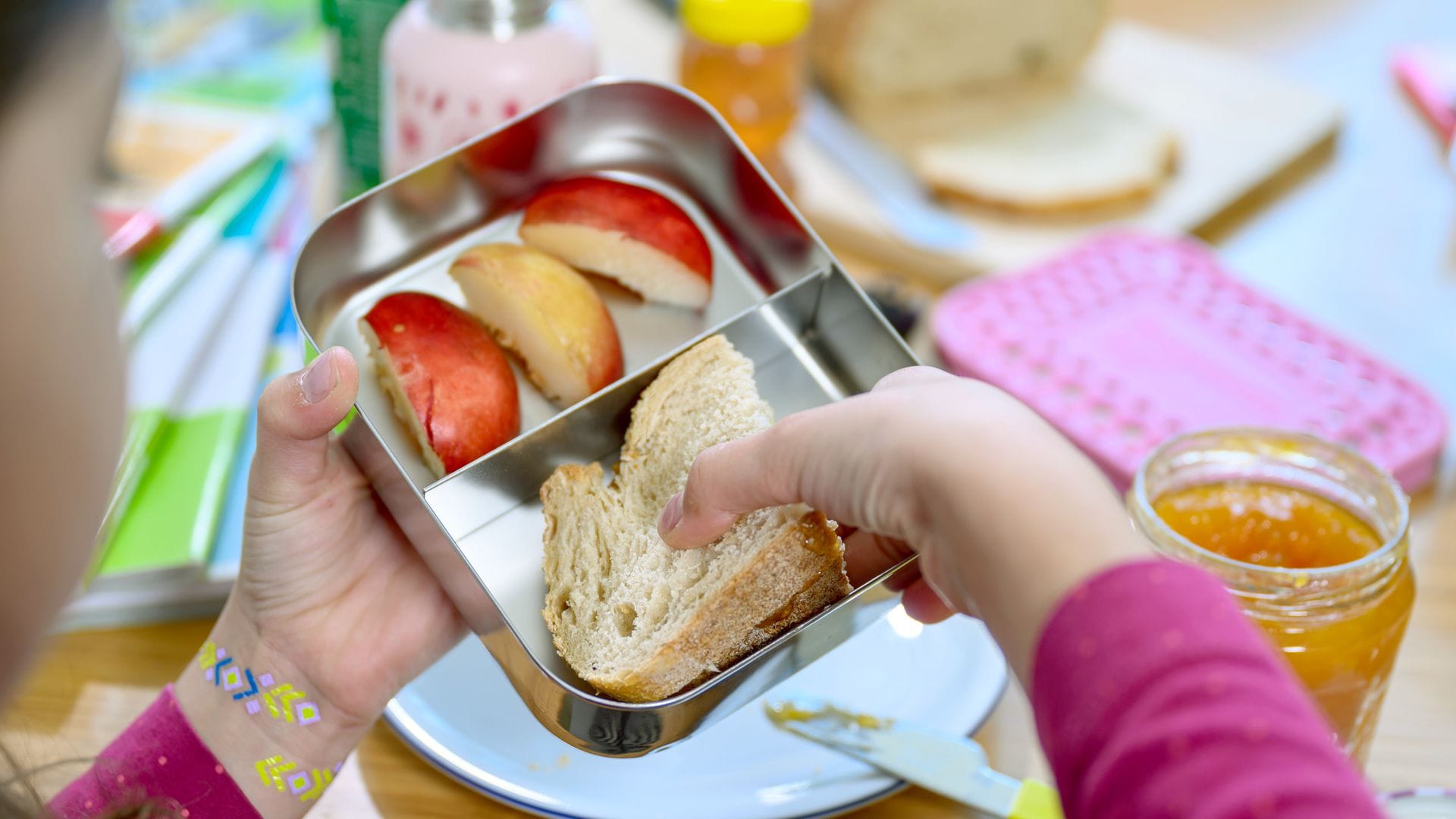 Kinder mit wählerischem Essverhalten aßen laut der Studie eher Fleisch, Fisch und Obst, wenn dieses in der Schulkantine auf dem Teller kam. (Symbolbild)