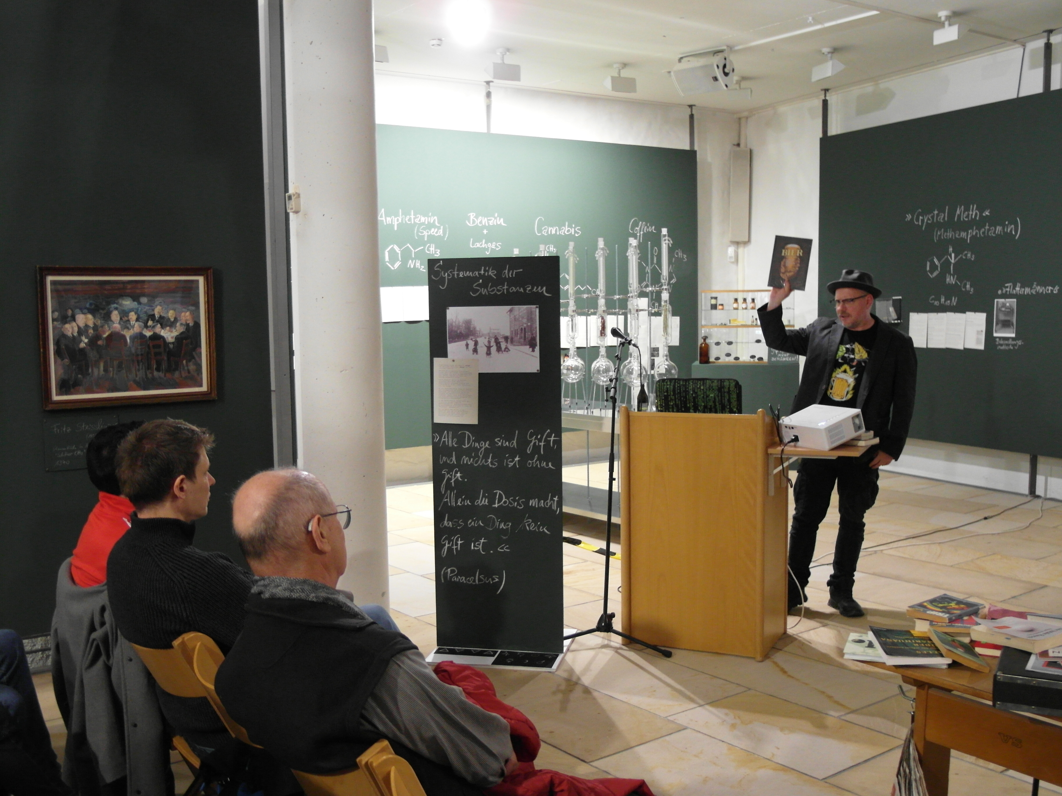 Vor knapp 30 Besuchern hat der Comic-Redakteur und Diplom-Biersommelier Steffen Volkmer in der Städtischen Galerie Böblingen im Begleitprogramm der bis zum 14. April laufenden Sonderausstellung „Schall und Rau(s)ch“ einen Vortrag über die Geschichte der Braukunst mit einer Bier-Verkostung kombiniert.