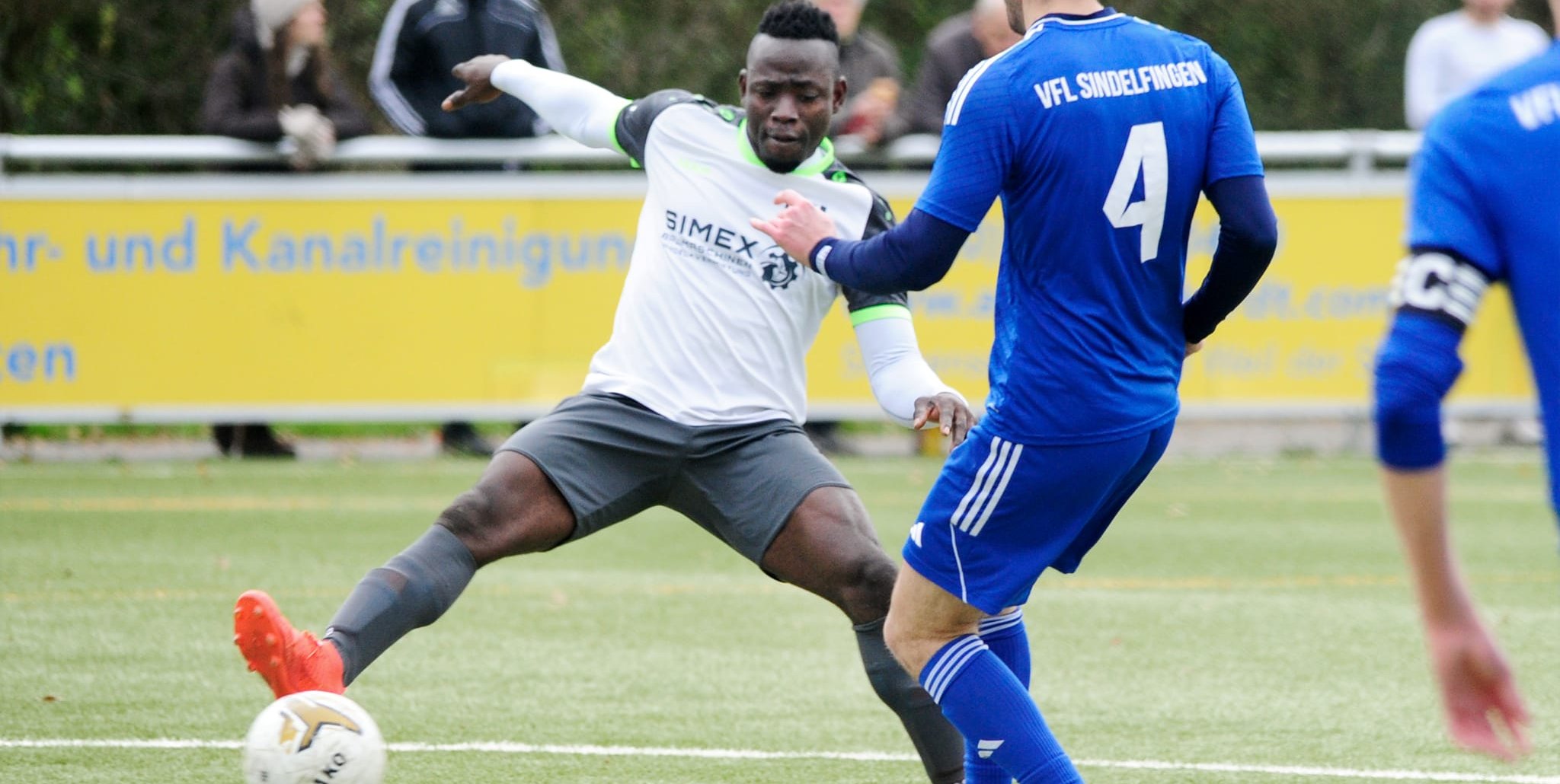 Maichingens Doppeltorschütze Abdoul Goffar Tchagbele im Zweikampf mit Lars Reichert vom VfL Sindelfingen II.Bild: Photostampe