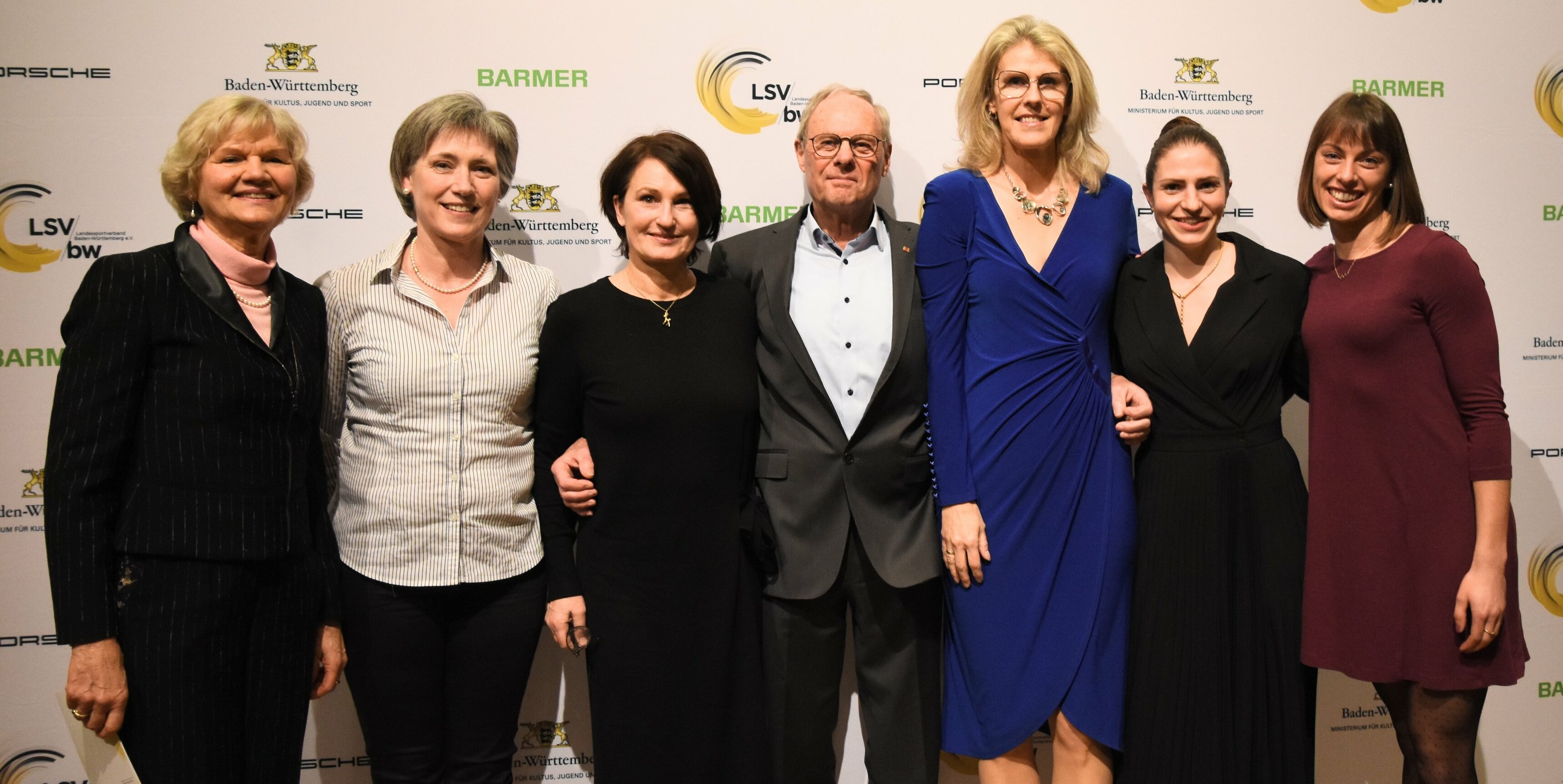 So viel Sindelfinger Olympiageschichte auf nur einem Bild: Elfgard Schittenhelm, Heidi-Elke Hudak, Ulrike Sarvari, Werner Späth, Birgit Hamann, Nadine Hildebrand, Carolina Krafzik (von lins). Auf dem Foto fehlt lediglich Stephanie Kampf als Olympiateilnehmerin 2004.Bild: Schüttke