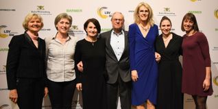 So viel Sindelfinger Olympiageschichte auf nur einem Bild: Elfgard Schittenhelm, Heidi-Elke Hudak, Ulrike Sarvari, Werner Späth, Birgit Hamann, Nadine Hildebrand, Carolina Krafzik (von lins). Auf dem Foto fehlt lediglich Stephanie Kampf als Olympiateilnehmerin 2004.Bild: Schüttke