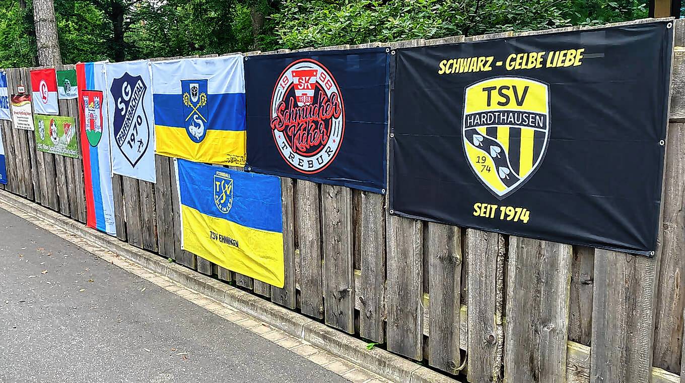 An einem Zaun in Herzogenaurach hängen viele Fahnen von deutschen Amateurvereinen zur moralischen Unterstützung der Nationalmannschaft. Auch der TSV Ehningen ist dabei.
