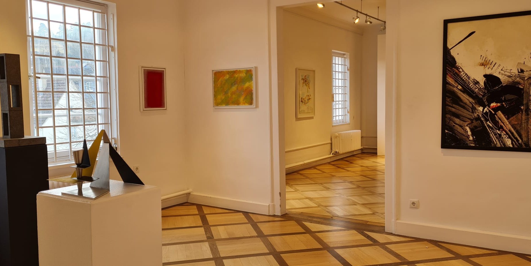 Die Galerieansicht zeigt unter anderem ein Objekt von Gerlinde Beck sowie eine Arbeit von Lothar Quinte (rot).