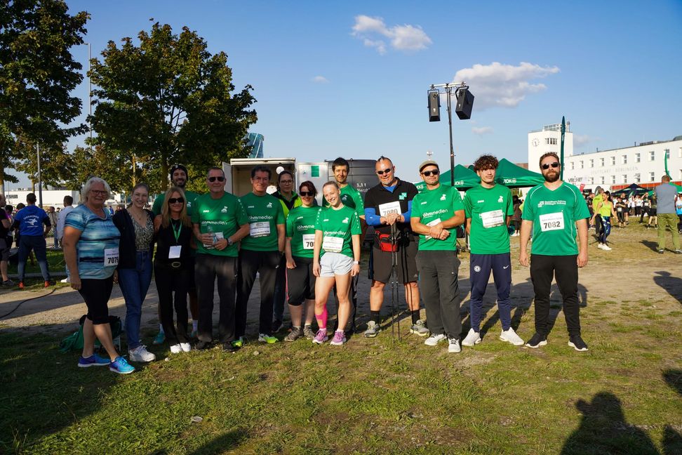 Das Lufteam des Röhm-Verlags im vergangenen Jahr bei Sonnenschein und blauem Himmel. Bild: Dettenmeyer