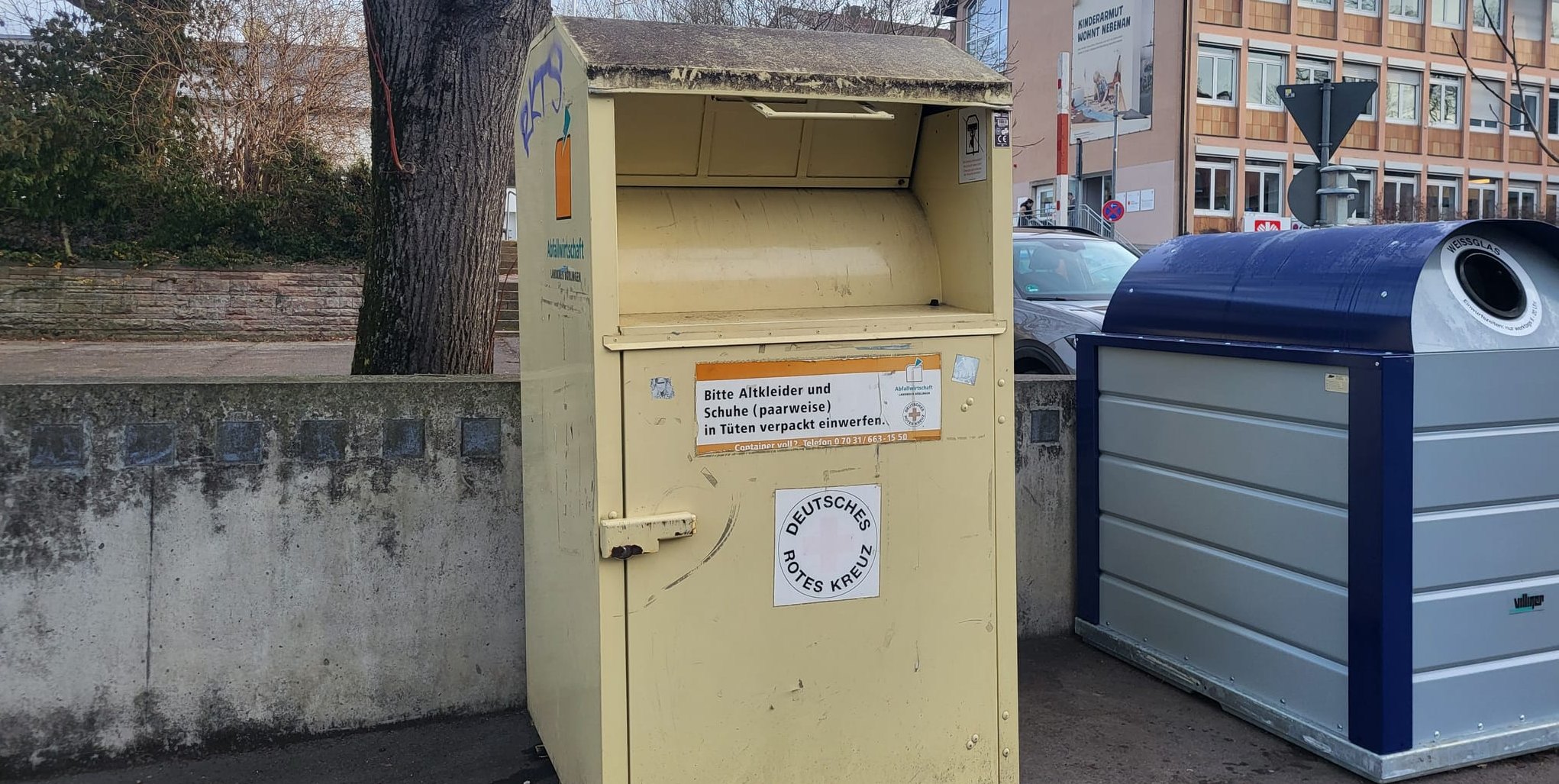 In vielen Altkleider-Containern landen auch Essensreste und andere Dinge, die dort nicht reingehören.