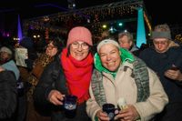 Gemeinsames Weihnachtsliedersingen mit den Hanke Brothers auf dem Grünen Platz.