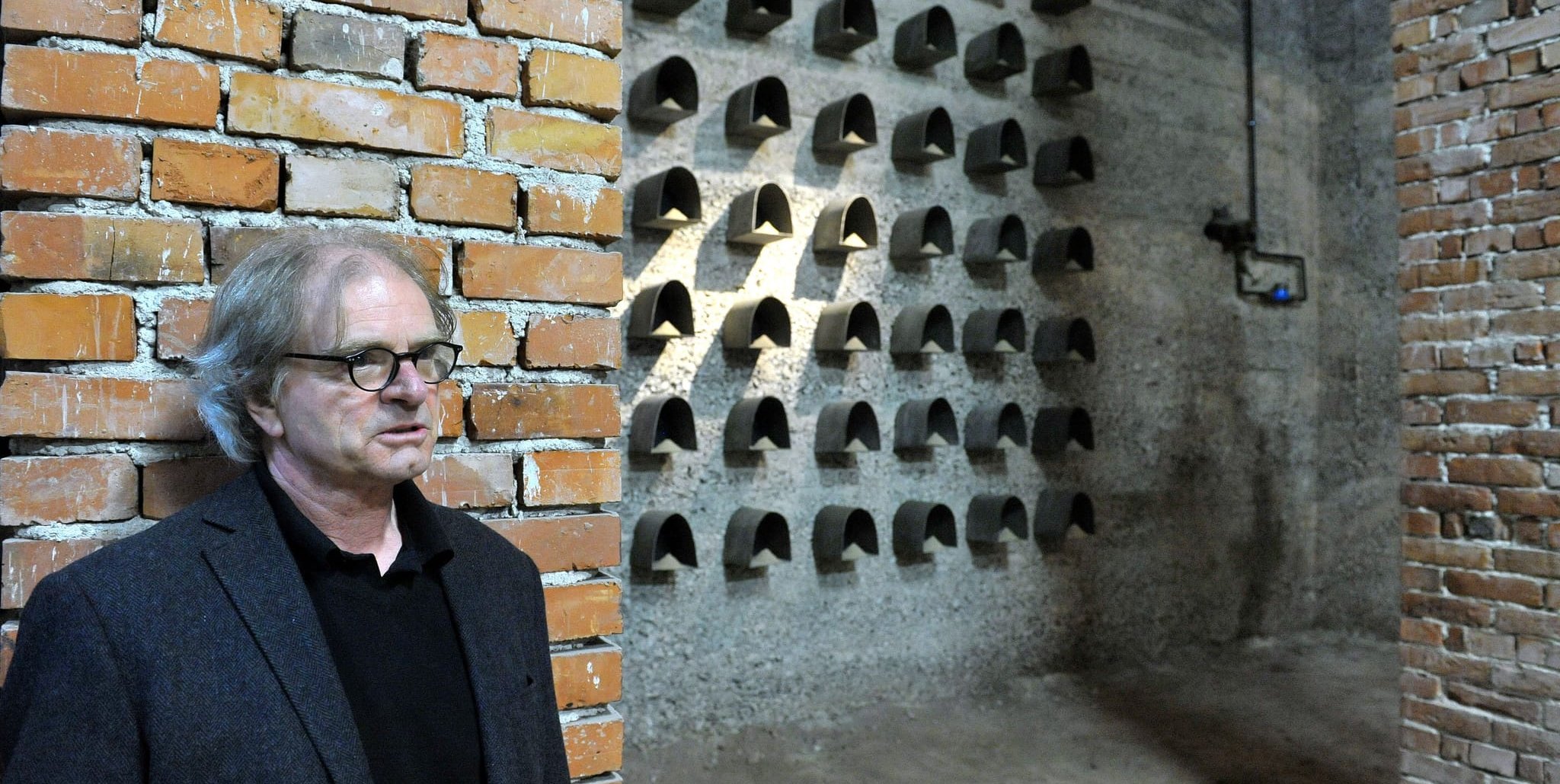 „Erinnerungsräume“ nennt Marinus van Aalst das Kunstprojekt in den Kellerräumen der Friedhofskapelle auf dem Alten Friedhof in Böblingen. Der Künstler zeigt Arbeiten zur Geschichte des Zweiten Weltkriegs in Böblingen. Die Dauerausstellung der Städtischen Galerie ist zu sehen in den Monaten März bis November an jedem ersten Sonntag im Monat jeweils von 15 bis 17 Uhr.  Also wieder am Sonntag, 7. September.