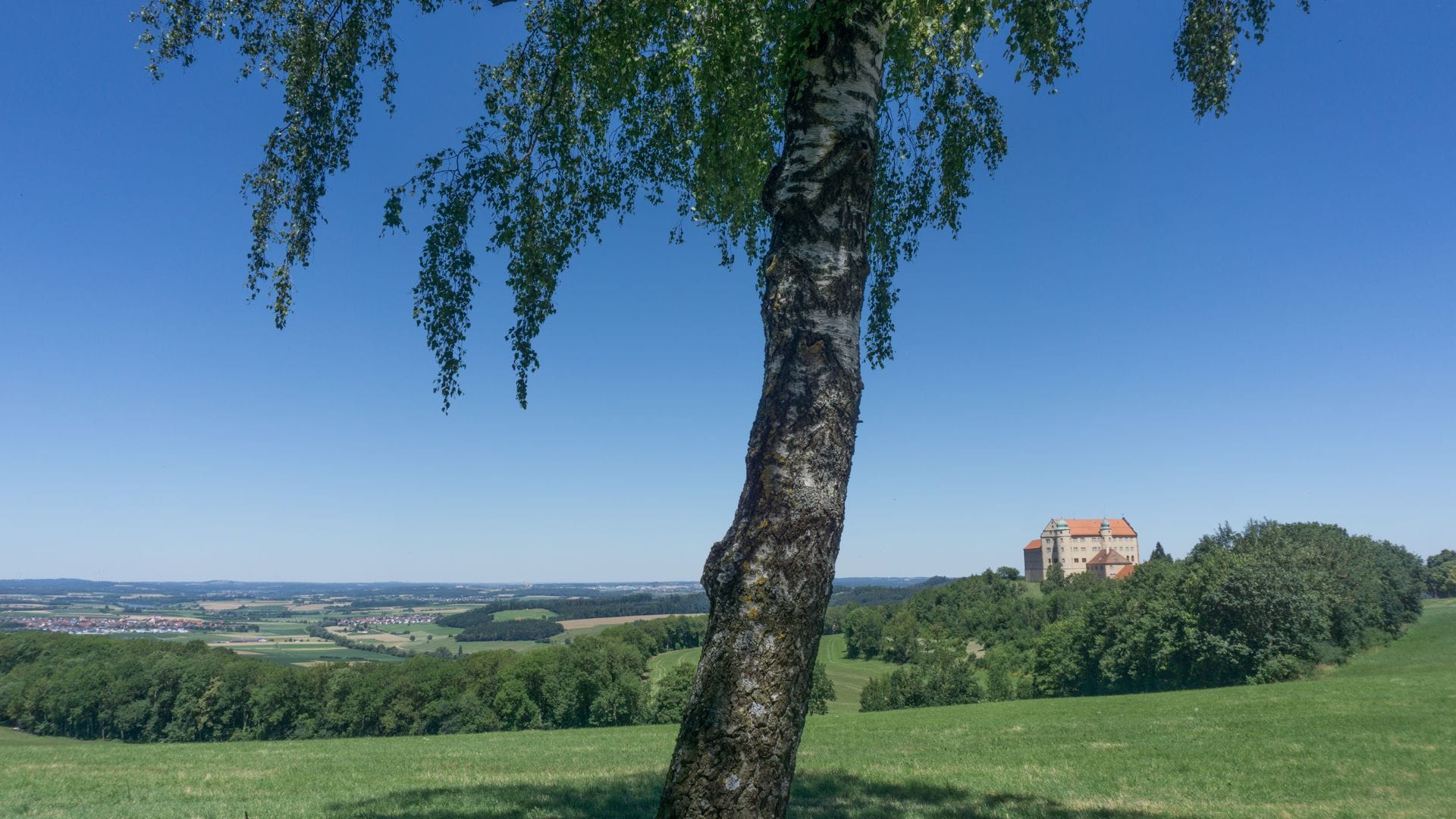 Auch am Schloss Kapfenburg kommt man vorbei. Noch immer befindet man sich auf der Ostalb.