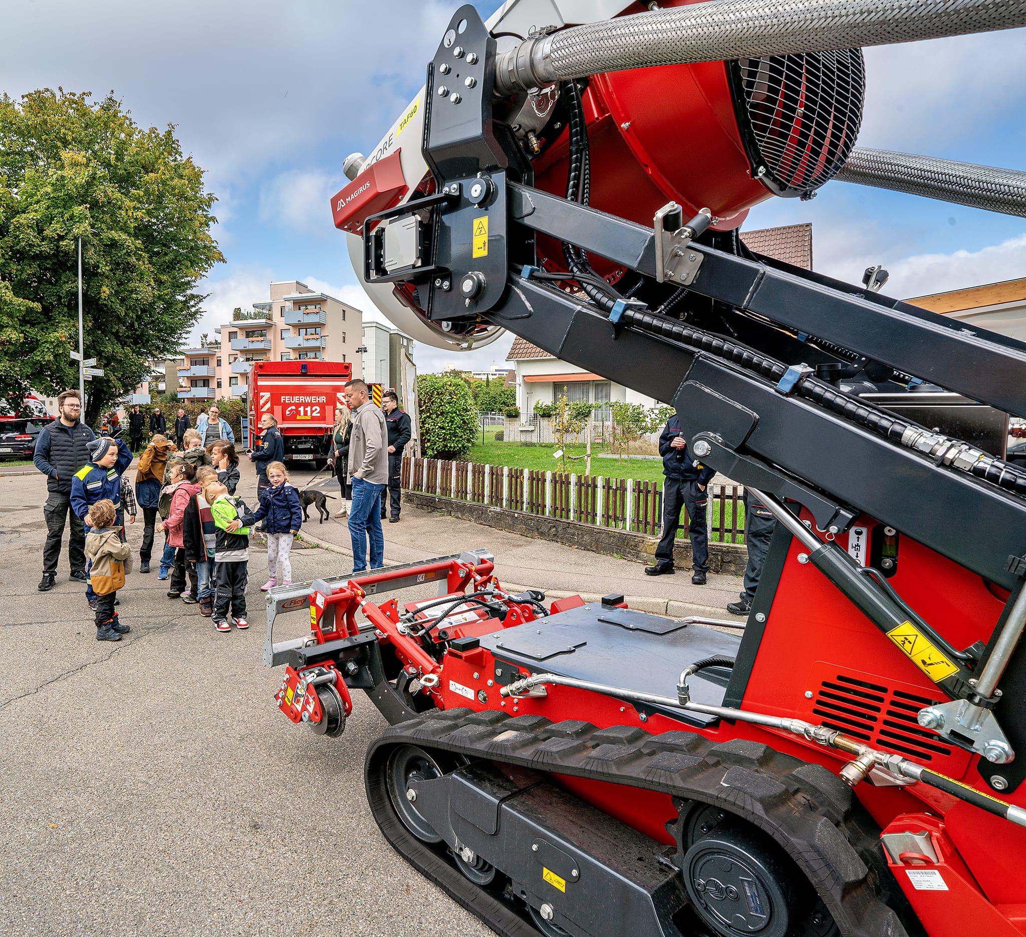 Mit dem Riesenventilator der Böblinger Feuerwehr haben die Kinder besonders viel Spaß.