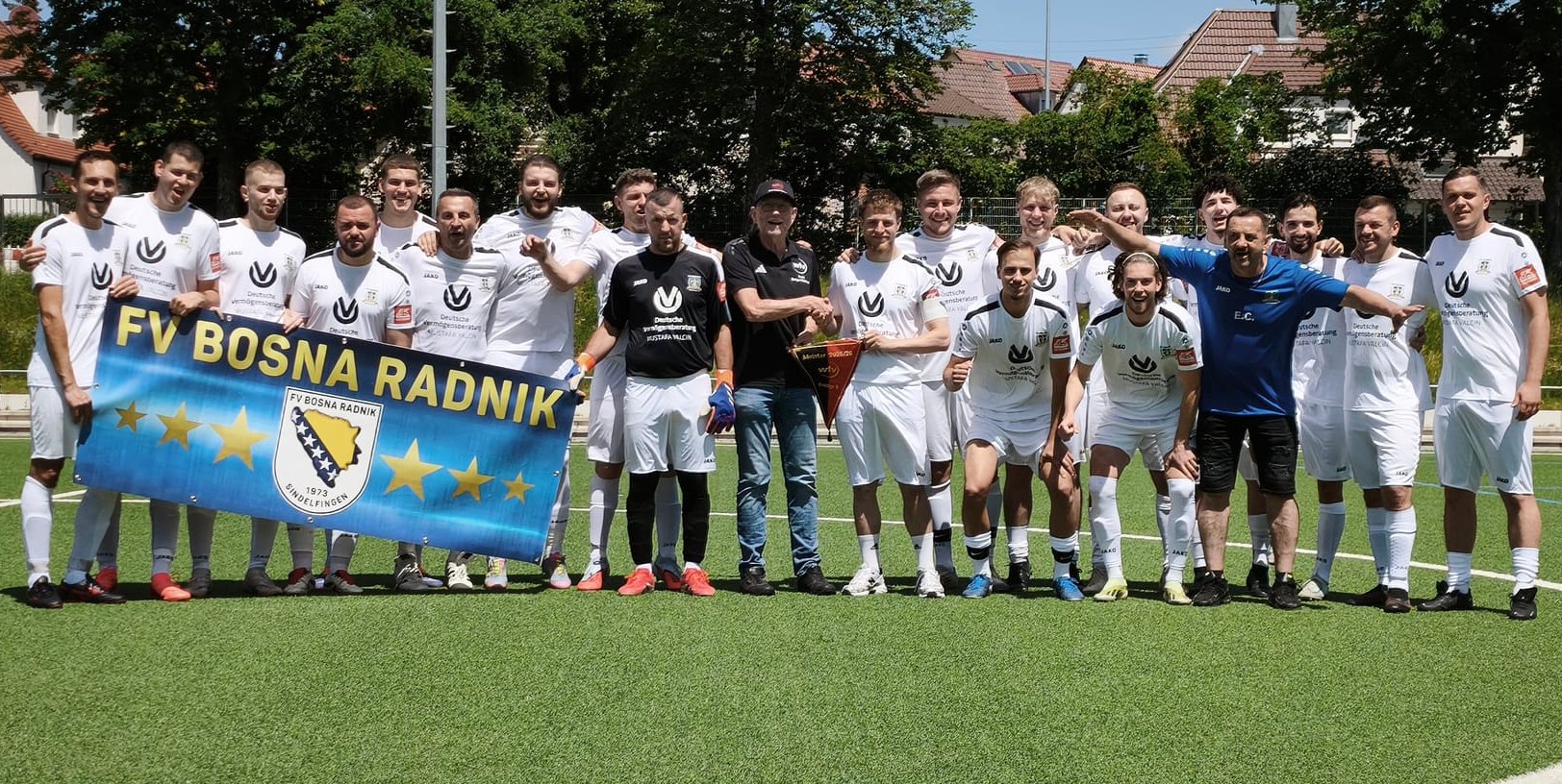 Da ist das Ding! Bezirksspielleiter Uli Probst überreicht den Wimpel an Radnik-Kapitän Maid Talic.