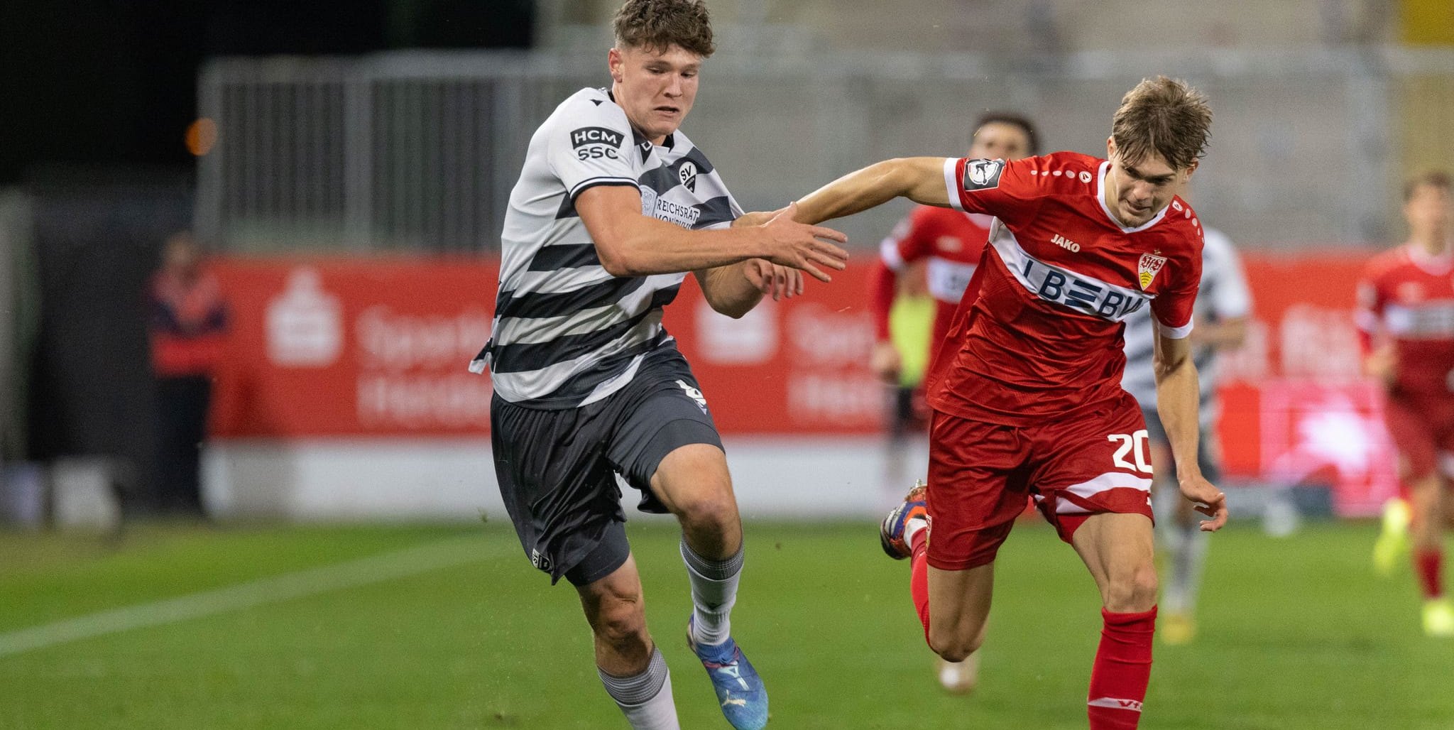Leon Reichardt (rechts) hat bereits 21 Spiele in der 3. Liga auf dem Buckel. Am Samstag gegen Hannover hofft er auch einen Einatz von Anfang an. Bild: Eibner