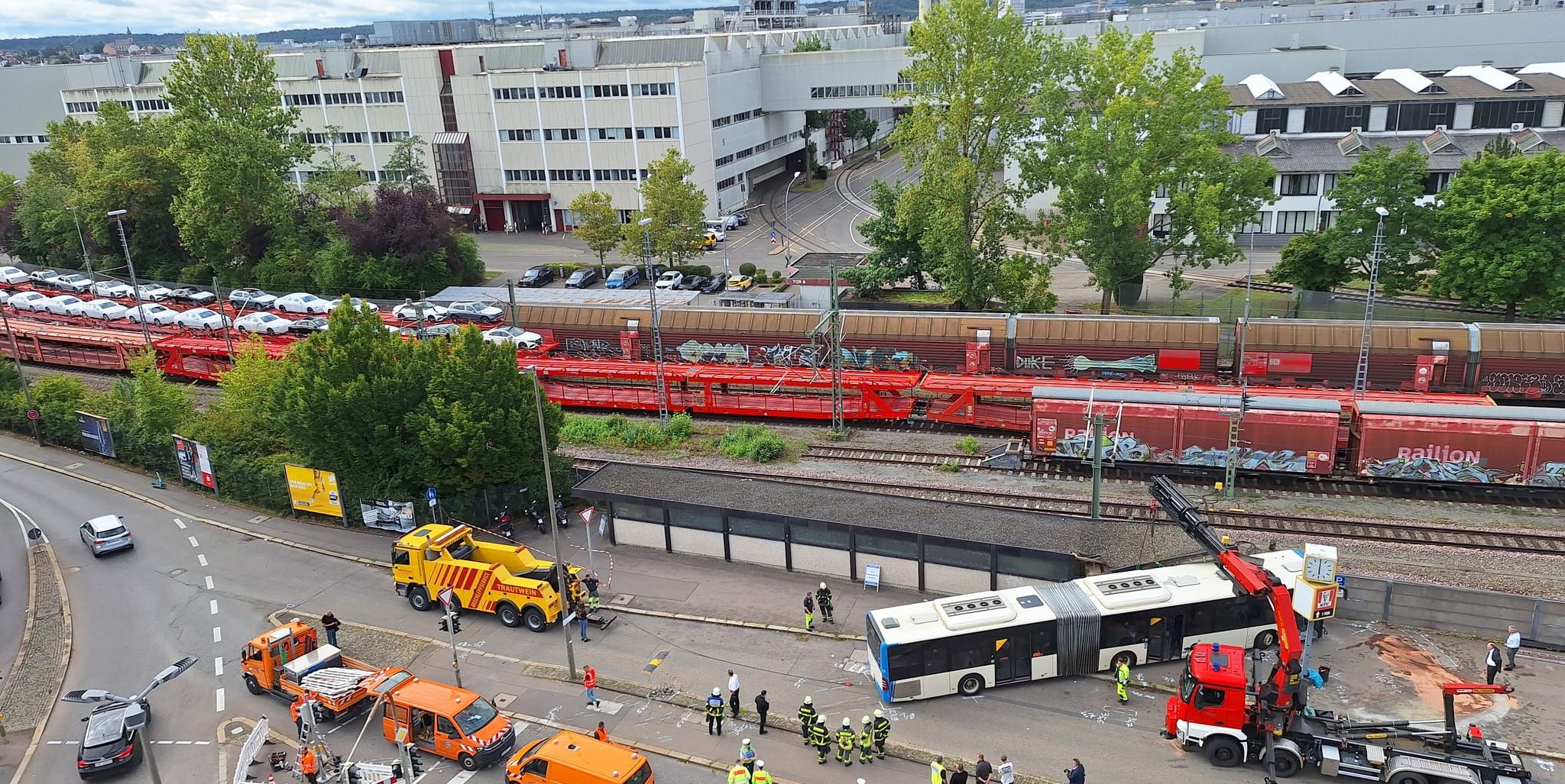 Der Bus musste abgeschleppt werden. Das Bild schickte SZ/BZ-Leser Markus Dahm.