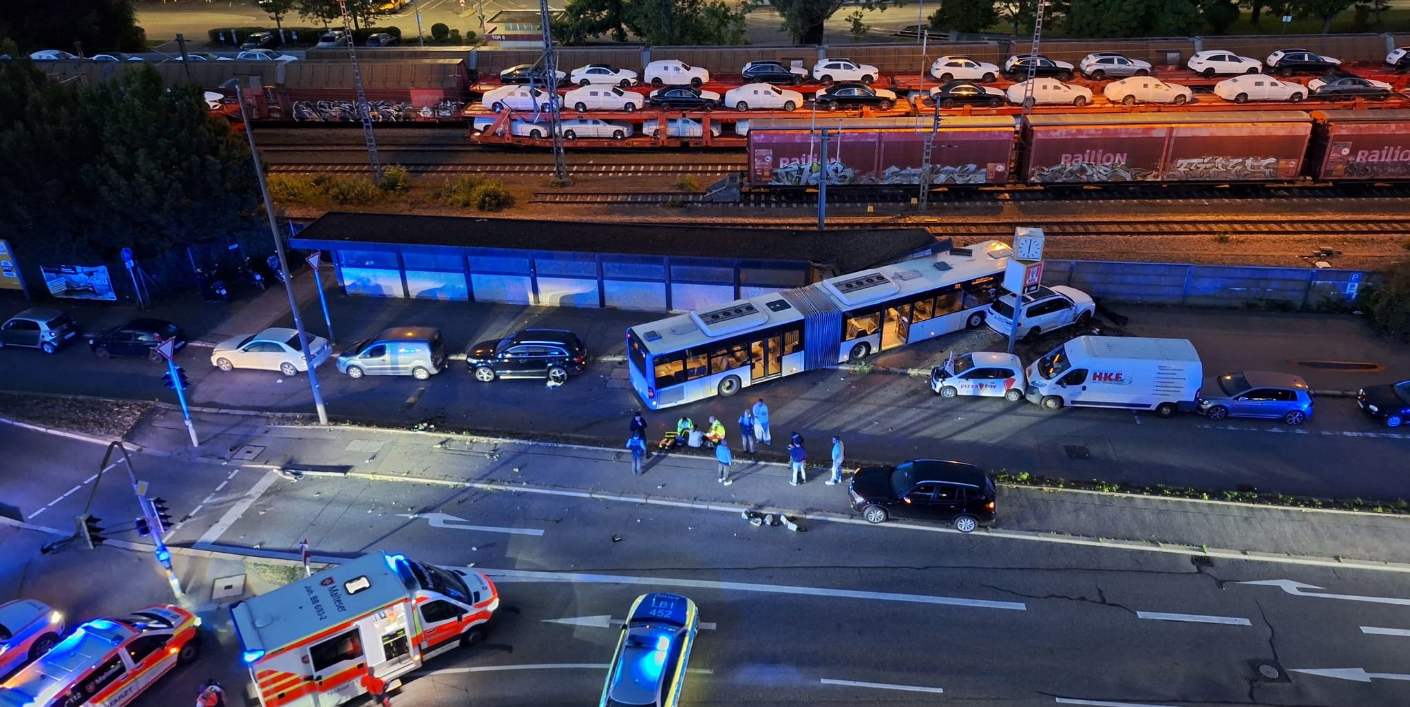 Der Linienbus fuhr bis ans Mercedes-Werksgelände. Das Bild schickte SZ/BZ-Leser Markus Dahm