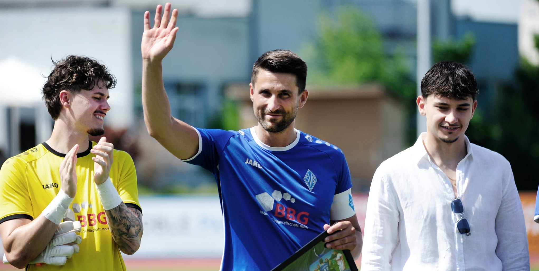 Ein letzter Gruß an die Fans der SV Böblingen: Fabian Schragner