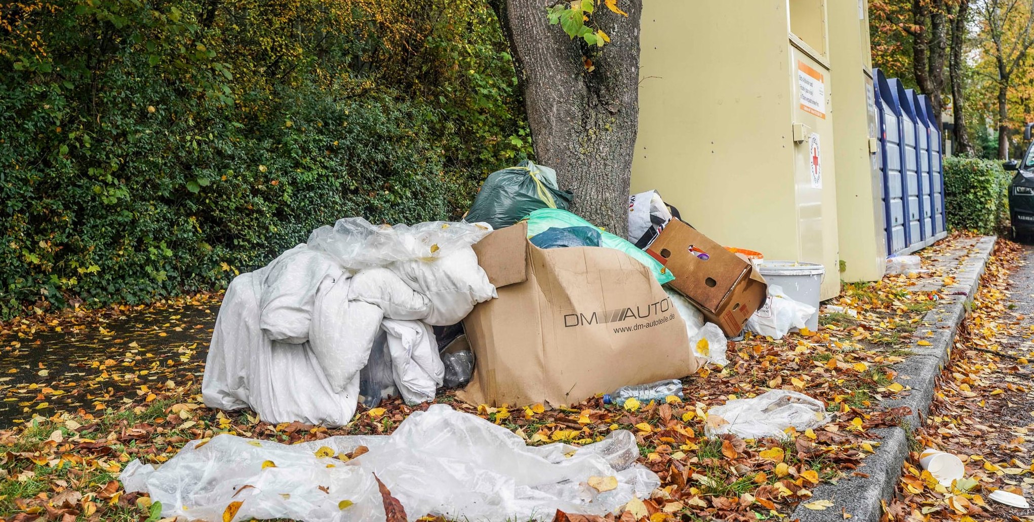 Dauerärgernis: Wilder Müll an Kleidercontainern.