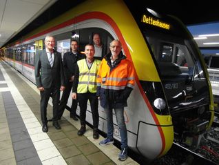 ZIehen an einem Strang (von links): Landrat Roland Bernhard, Jens-Ulrich Beck (Geschäftsführer Württembergische Eisenbahn (WEG)), Gerhard Ferstl (Projektmanager bei CAF), Dr. Walter Gerstner (Geschsäftsführer des Zweckverbands Schönbuchbahn) (von links) - dahinter im Elektro-Leichttriebfahrzeug „Nexio“ Triebfahrzeugführer Thomas Nitschke.