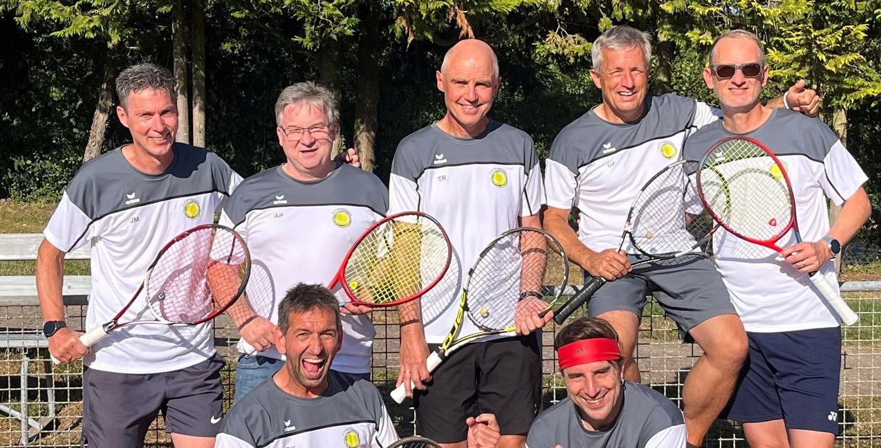 Am Zaun nach dem Spiel in Herrenberg mit Jochen Mehl, Axel Pfeffer, Thomas Roth, Uwe Fischer Björn Wehling (hinten von links) , Marc Maurer und Bernie Krauß. Es fehlt Ralf Winkelmann. Bild: z