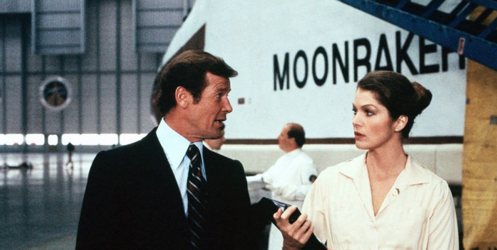 Roger Moore und Lois Chiles in „James Bond 007 - Moonraker“.