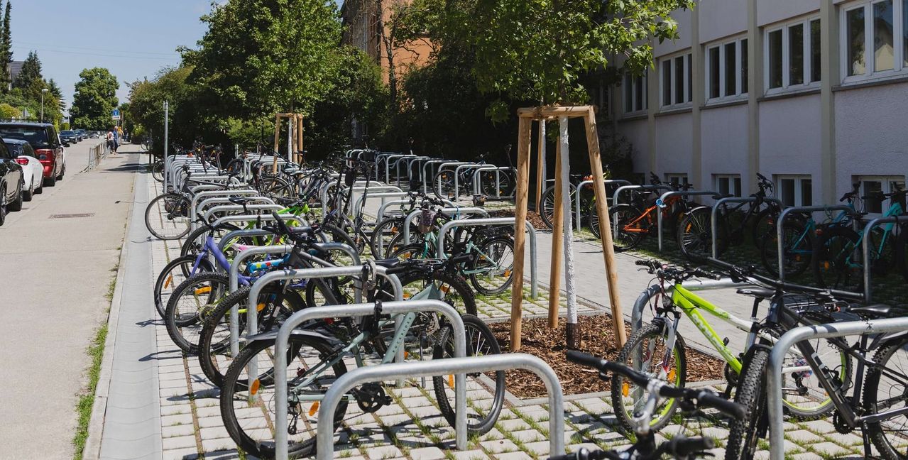 Die neue Radabstellanlage der Maichinger Gemeinschaftsschule.