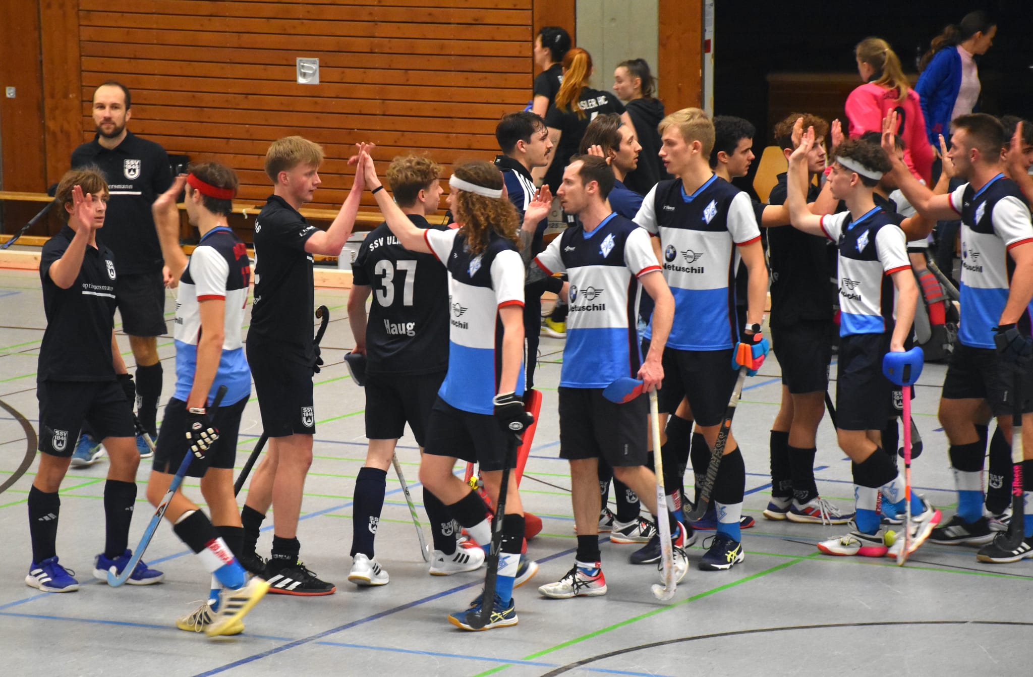 Die Böblinger Hockeyspieler (vorne) am Wochenende bei ihrem Neujahrsturnier.