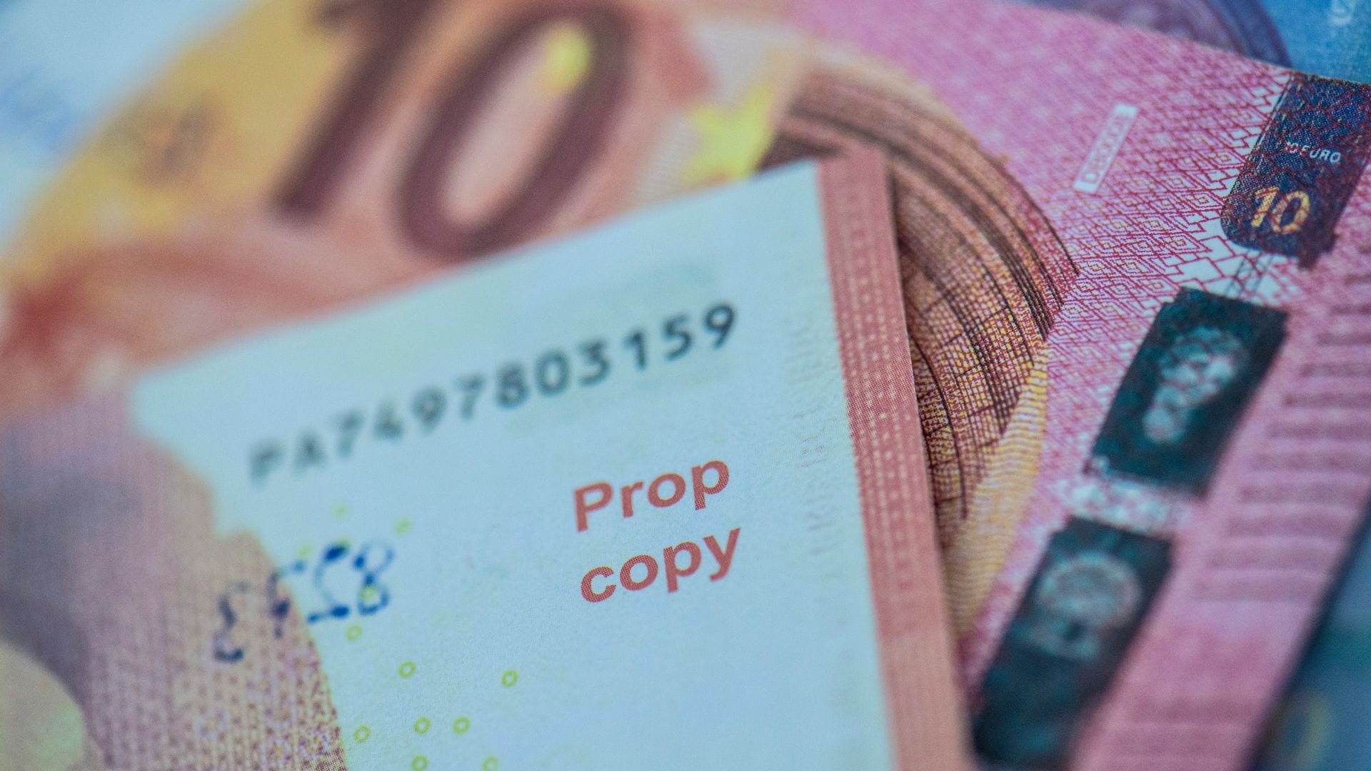 Solches Spielgeld kann man im Internet bestellen, Kriminelle nutzen das aus und versuchen, die Scheine als echte in Umlauf zu bringen. (Archivbild)