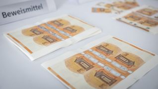 Der 50-Euro-Schein wird am häufigsten gefälscht: 33.956 Stück zählte die Bundesbank in Deutschland im Jahr 2025. Das war fast die Hälfte aller Euro-Blüten hierzulande. (Archivbild)