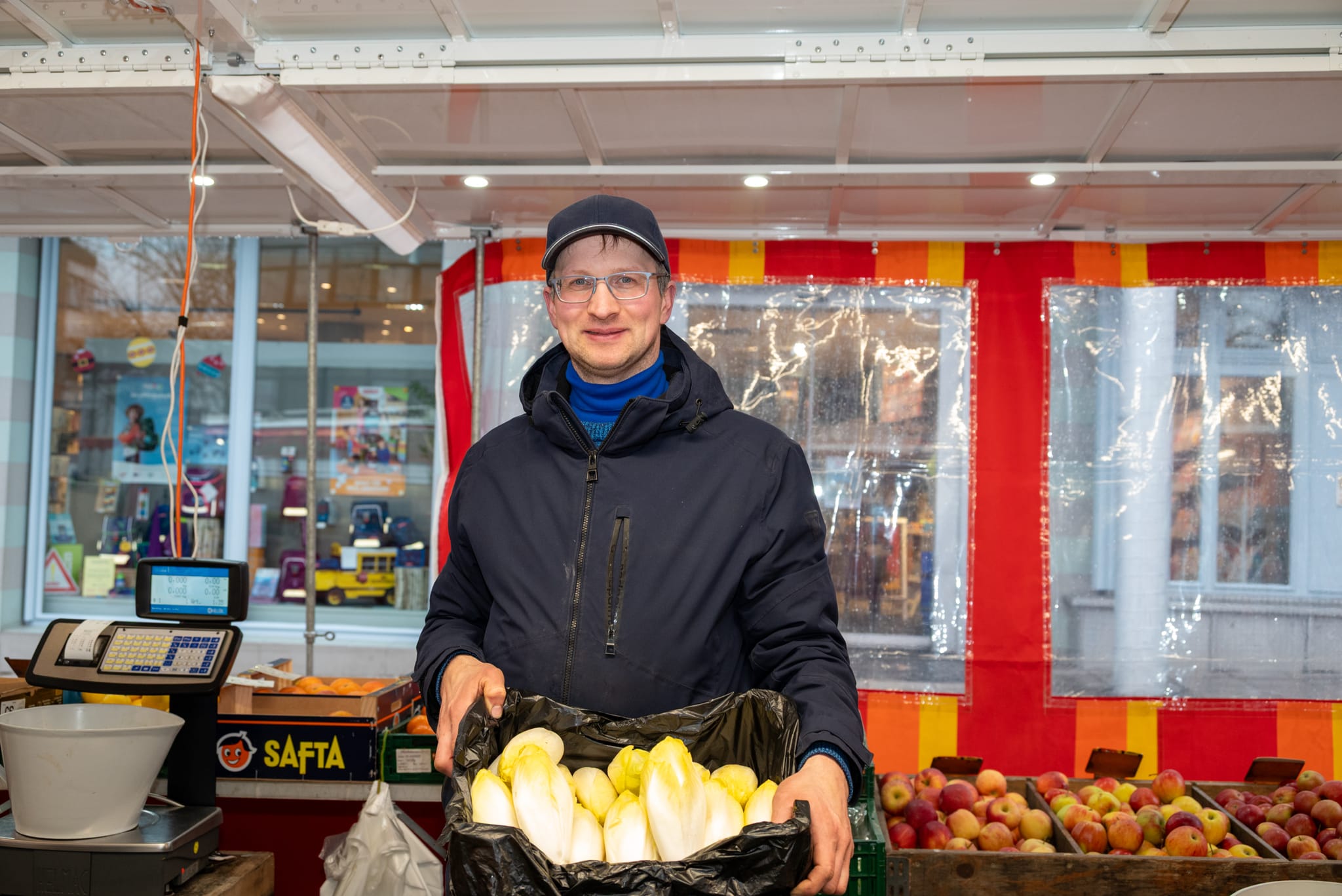 Am Stand von Markthändler Tobias Klein gehört Chicorée  zum Angebot dazu.