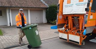 Wer bei der Müllabfuhr mit anpackt, spart künftig bares Geld.