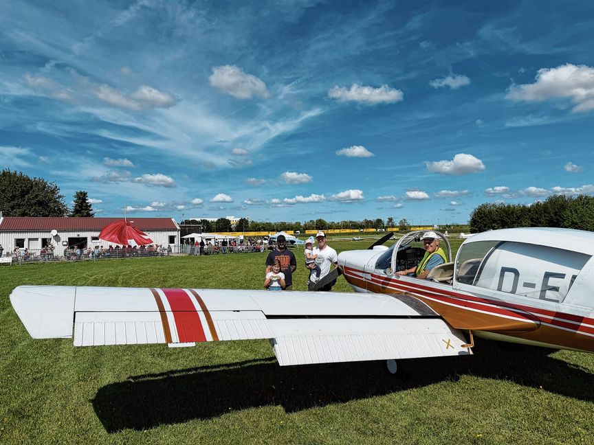 Mathilda und Sophia vor ihren Schnupperflügen: die Begeisterung für die Fliegerei war bei den jungen Besucherinnen und ihren Vätern groß. Bilder: Banani