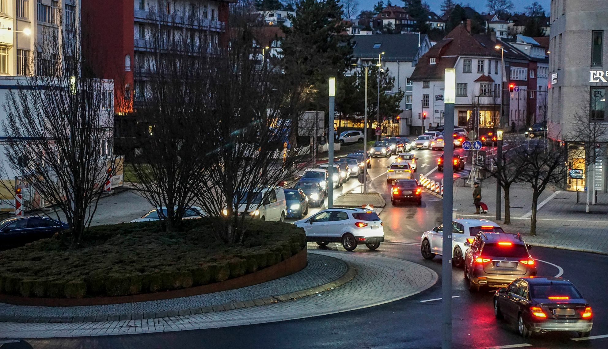 Staus wie am List-Kreisel sind in Böblingen seit Jahren Alltag und sorgen dafür, dass es die Einwohner für den Einkauf nicht unbedingt in die Innenstadt zieht.